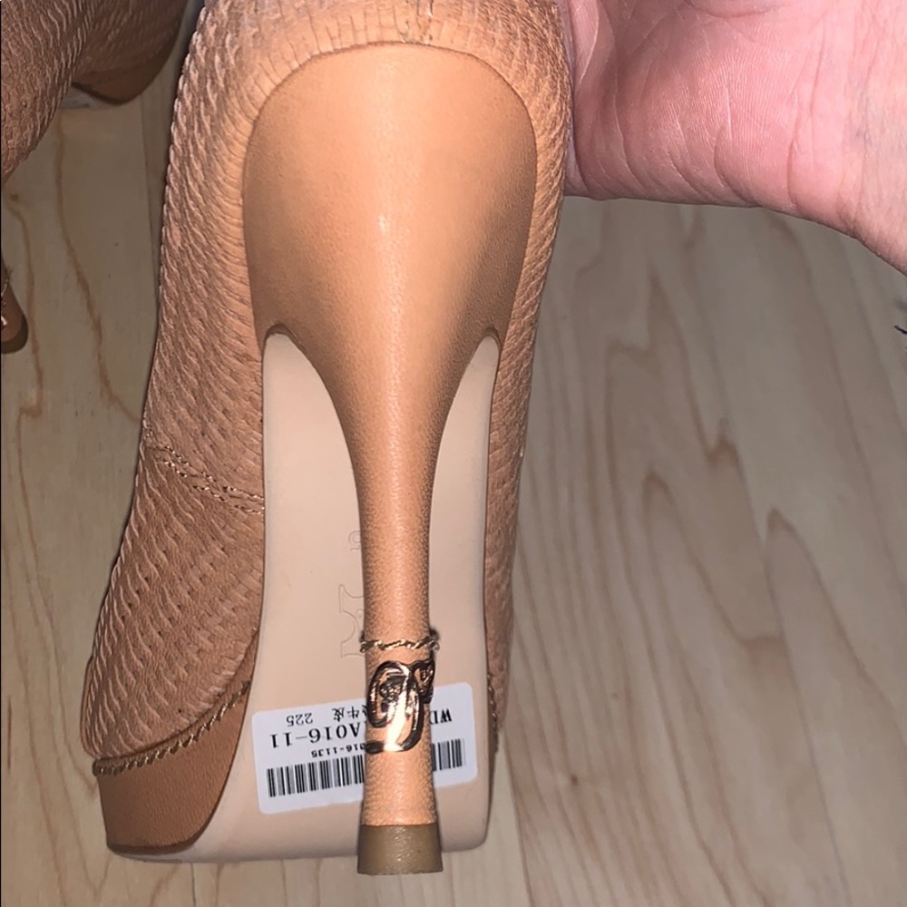 Shoes - Picture 6 of 7